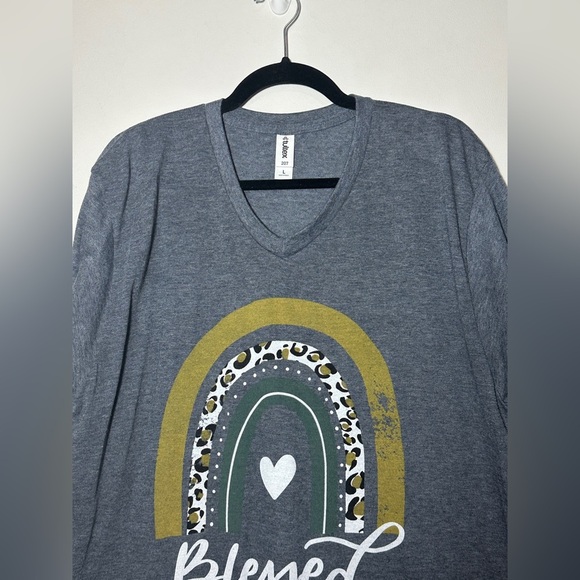 Graphic Tee Gray 'Blessed Mama” T-Shirt with Rainbow design Size Large - Picture 3 of 6